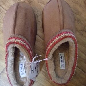 Kinly Brown and Red Slippers